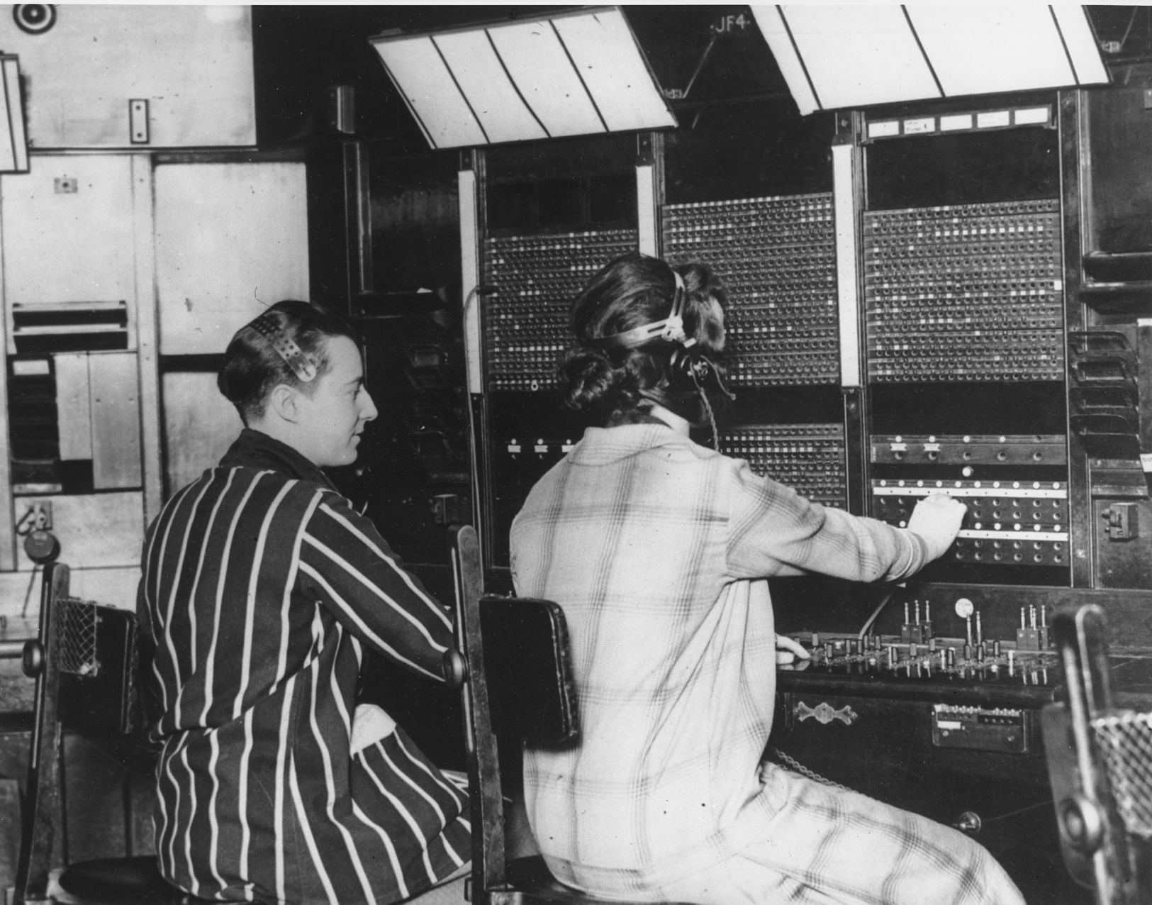 1927: ransatlantic telephone service